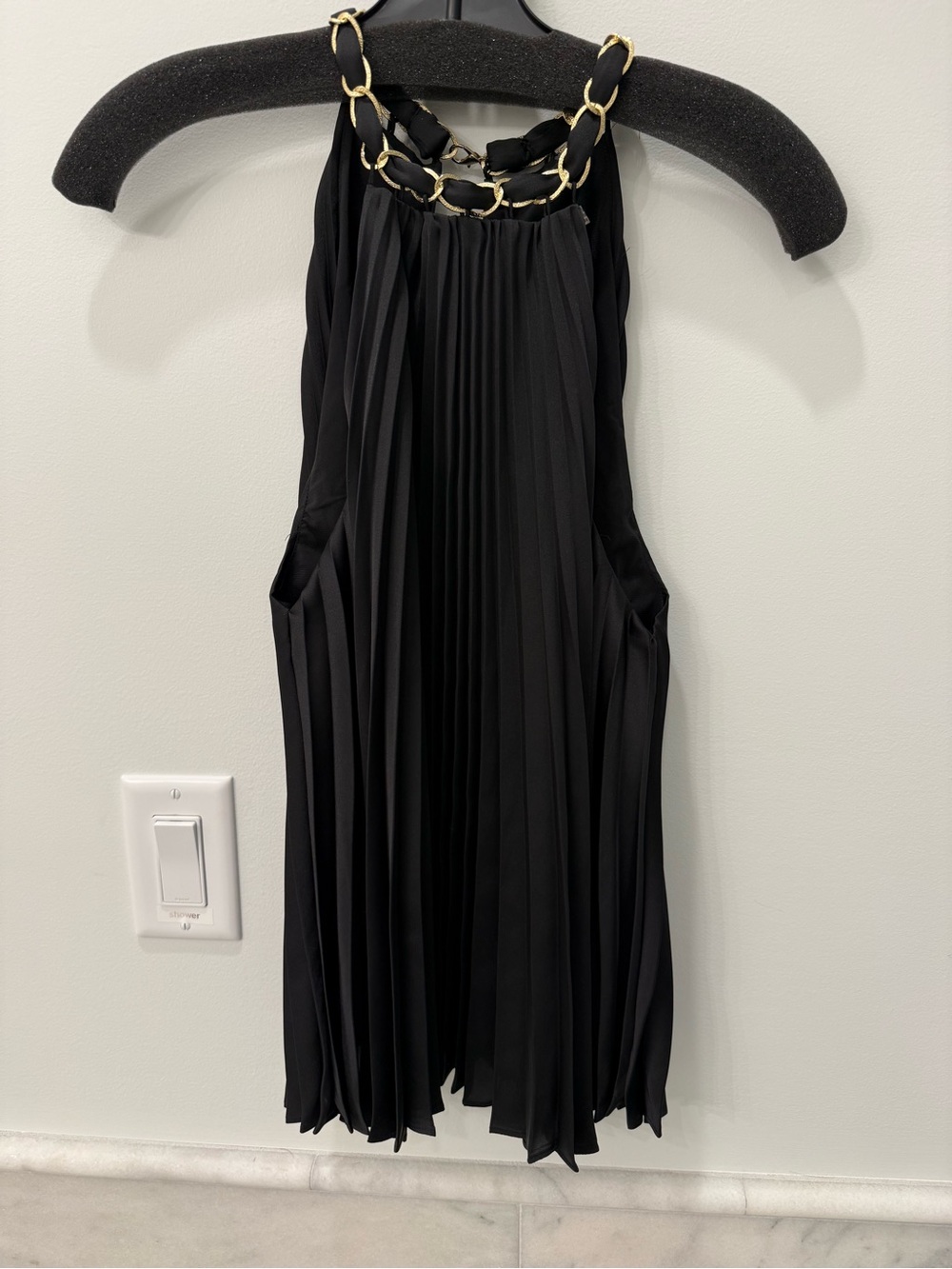 Alice + Olivia Black Pleated Halter Top with Chain-Link Neck Size M NWT - Picture 11 of 12